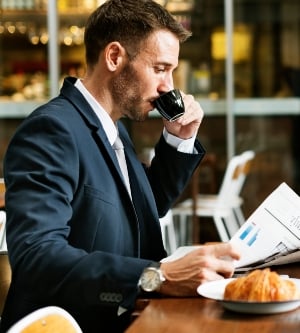 Imagen de un hombre de negocios caucásico positivo con traje sentado en la oficina hablando con socios comerciales a través de una computadora portátil