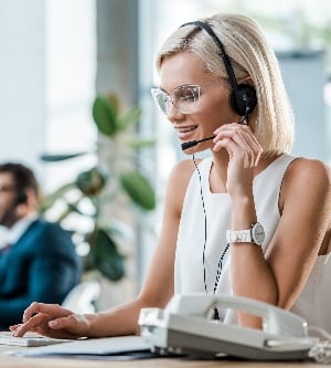 Imagen de una mujer utilizando un dispositivo electrónico, un ordenador portátil