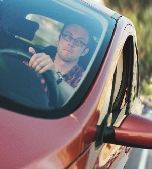 Imagen de un hombre conduciendo su coche