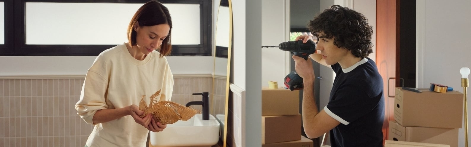 Imagen de una madre y su hijo decorando el baño y una habitación