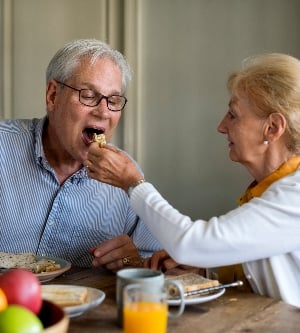 Imagen de una pareja comiendo platos saludables