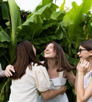 Imagen de amigos se abrazan en una reunión. Familia, hermano y hermanas. Emoción feliz unión