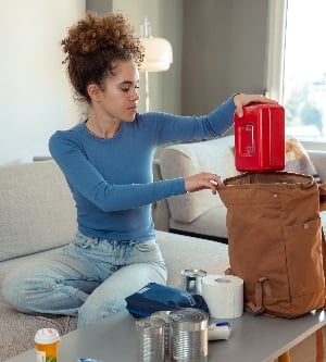 Imagen de una chica preparando el kit de emergencia