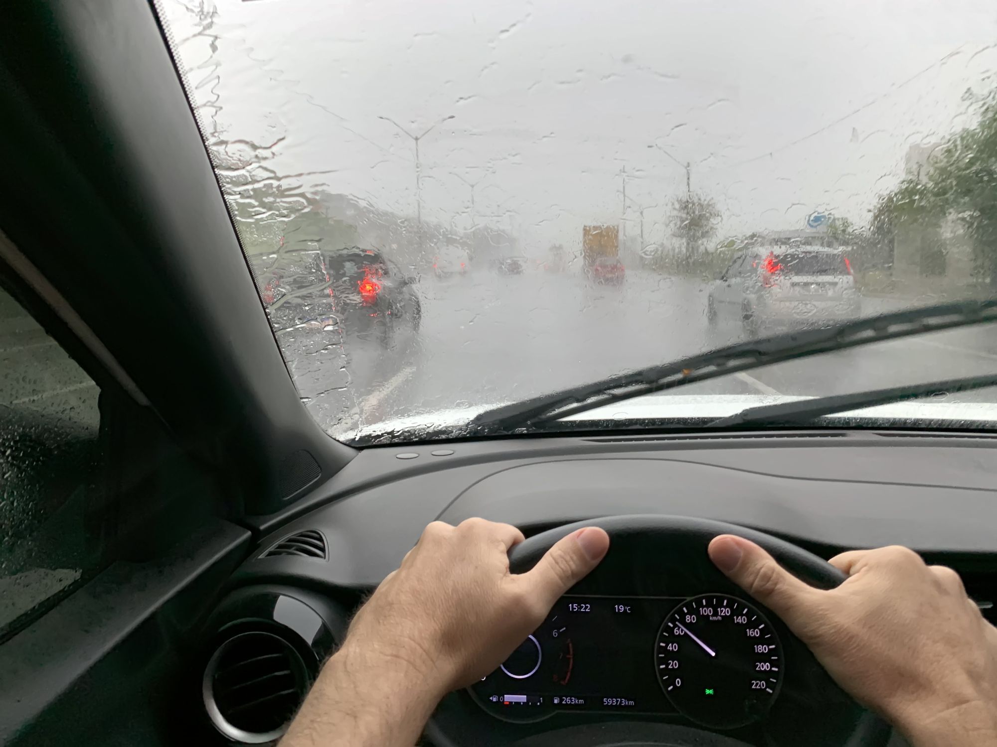 Imagen de una persona conduciendo su coche durante una lluvia