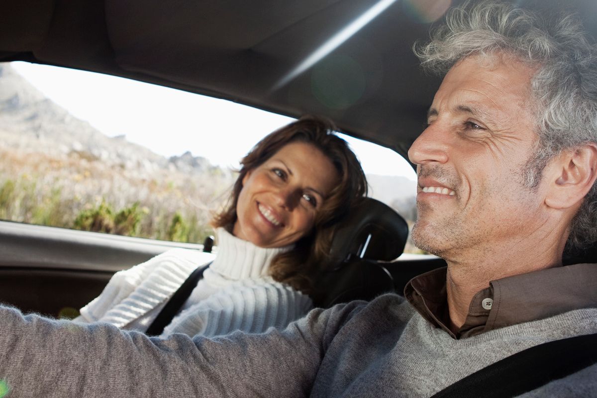 Bild eines Paares in einem Auto, wobei der Mann am Steuer sitzt