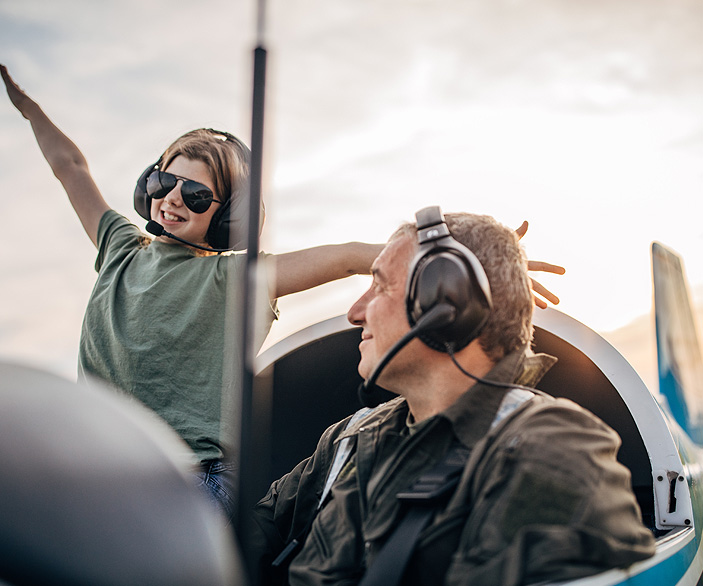 Imagen de pareja en una avioneta