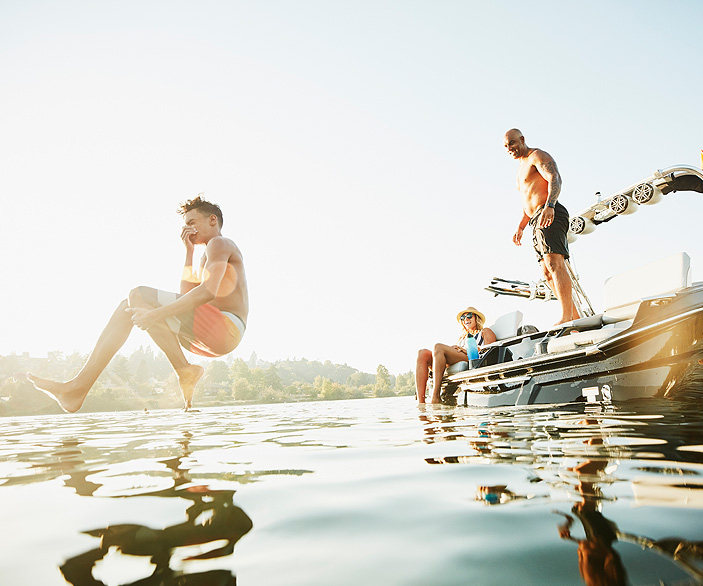 Imagen de personas disfrutando de su barco en el mar