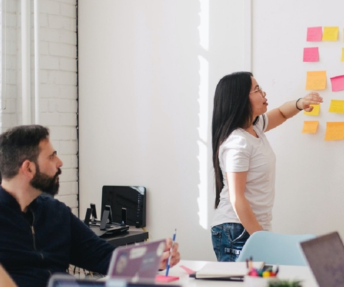 Imagen de un grupo de empleados en una reunión
