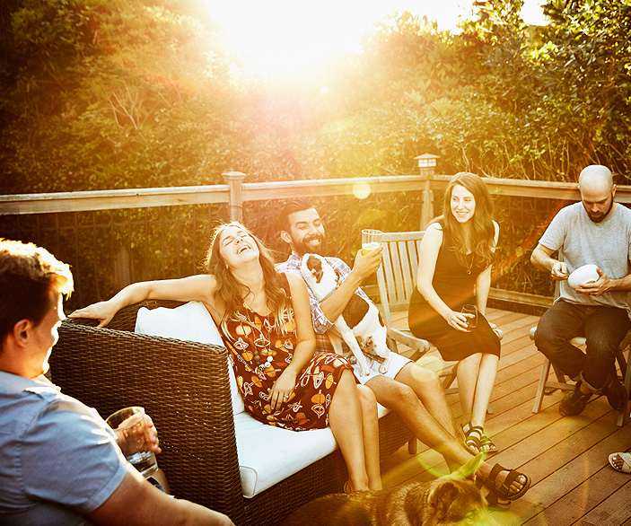 Imagen de un grupo de amigos juntos en una terraza