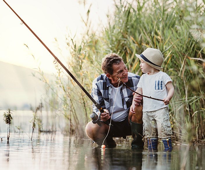 Imagen de un padre pescando con su hijo
