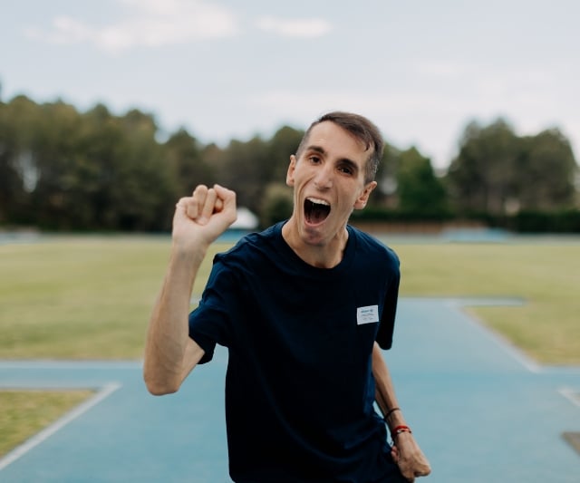 Imagen de Alex Roca posando delante de la camara de fotos
