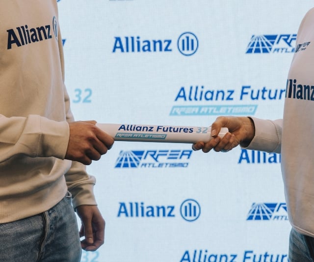 Imagen de deportistas pasandose el testigo