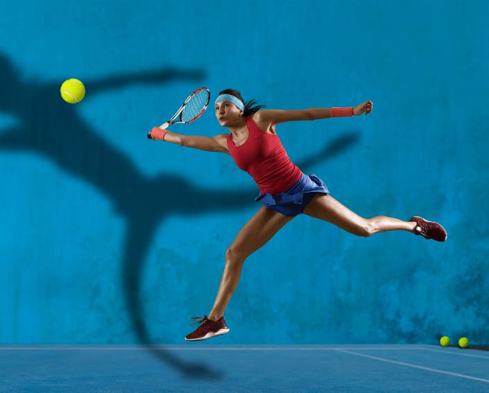 Imagen de una persona practicando tenis