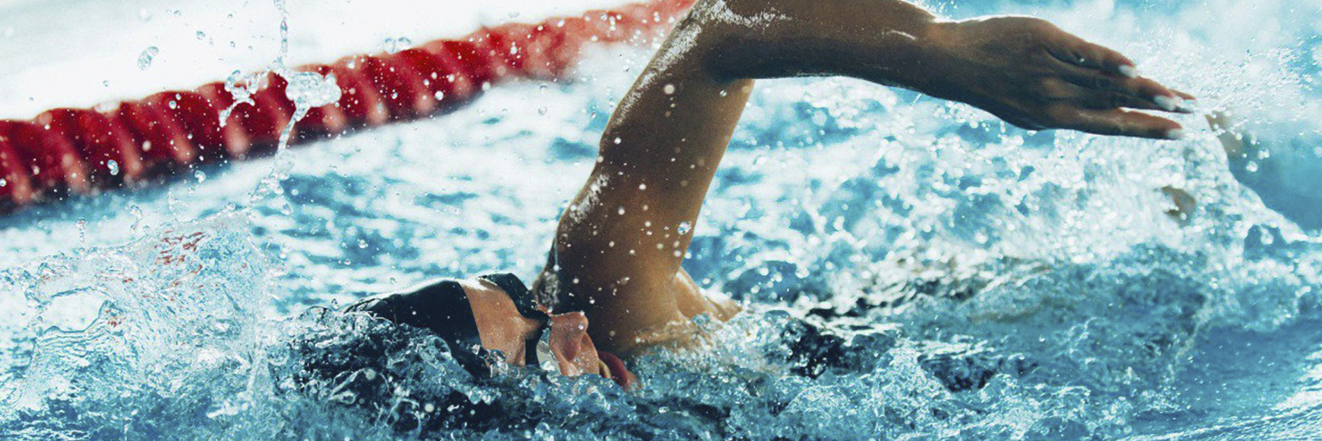 Imagen de una persona practicando natación