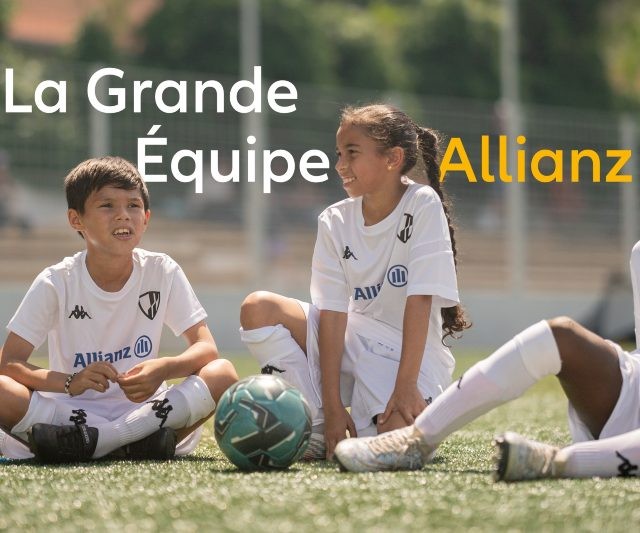 futbolistas del equipo Allianz sentados en el suelo con un balón 