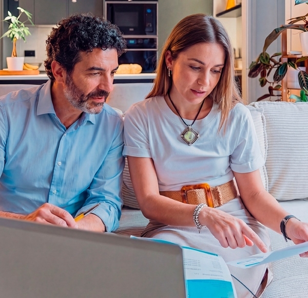 Imagen de una pareja ahorrando dinero juntos