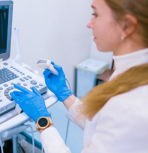 Image d'un médecin effectuant un diagnostic sur un patient