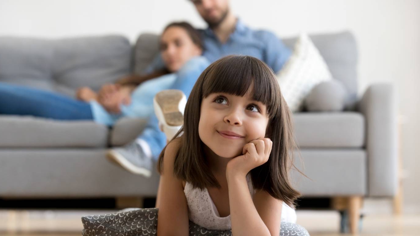 Imagen de una mujer viajando en barco