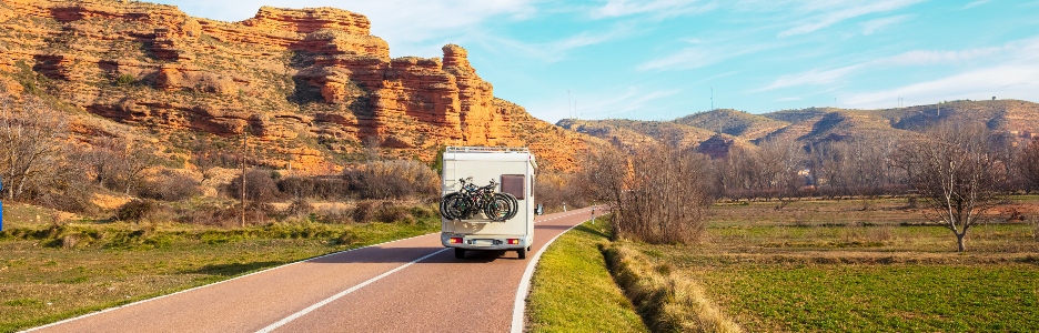Imagen de una autocaravana con bicicletas haciendo un viaje de vacaciones por Teruel, España