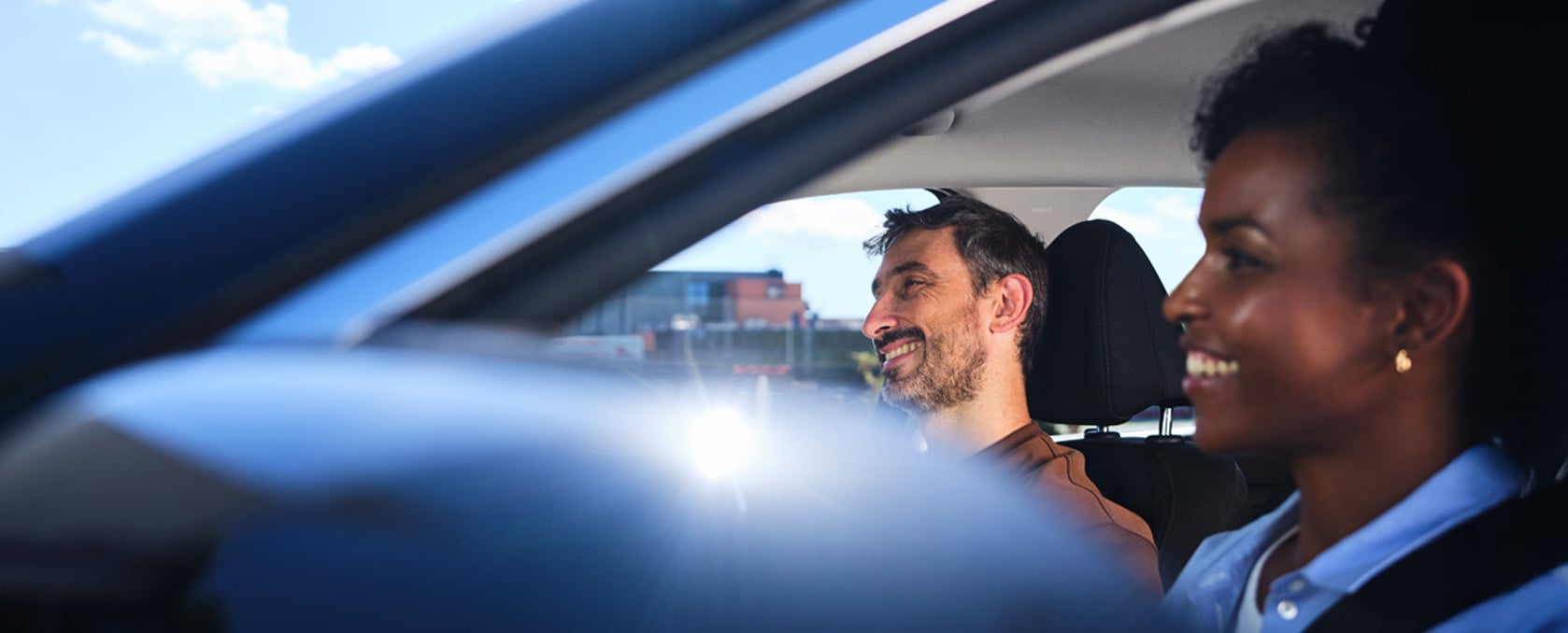 Imagen de una pareja en un coche