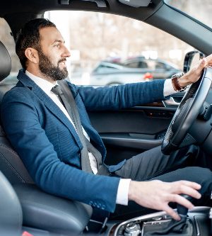 Imagen de un hombre conduciendo su coche