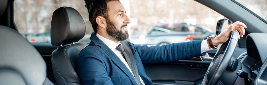 Imagen de un hombre conduciendo su coche