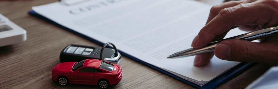 Imagen de dos personas comentando el certificado siniestralidad