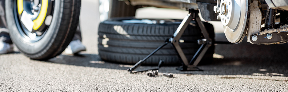 Imagen de un cambio de rueda pinchada