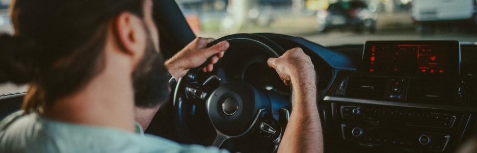Imagen de un hombre conduciendo su coche