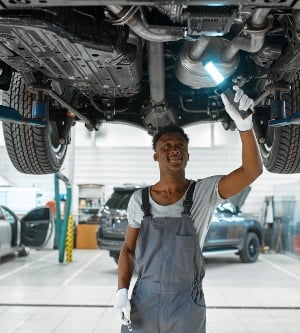 Imagen de un mecánico inspeccionando un vehículo 