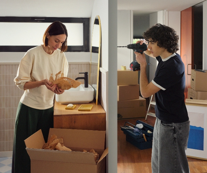 Imagen de unos padres despidiendo a su hijo antes de hacer un viaje en pareja