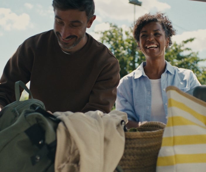 Imagen de un hombre joven conduciendo su coche