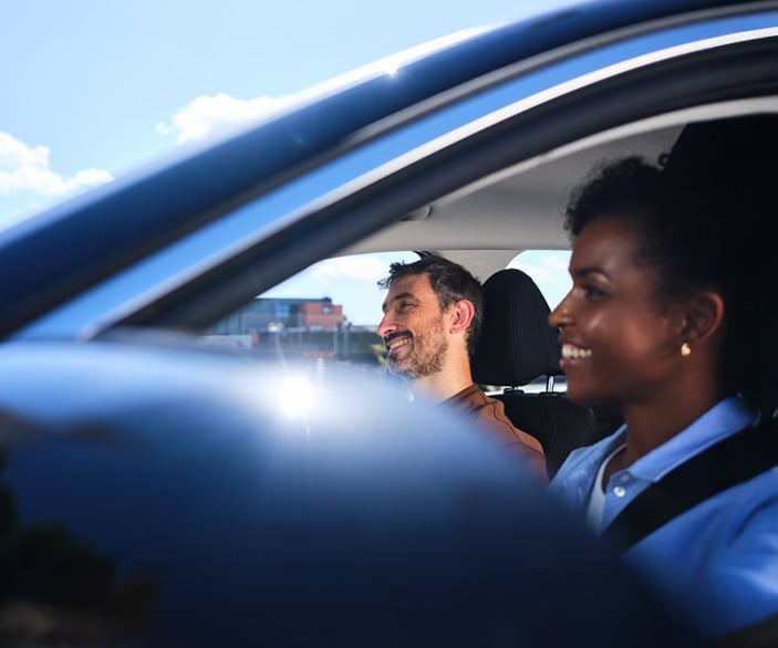 Imagen de una pareja teniendo una conversación en el coche