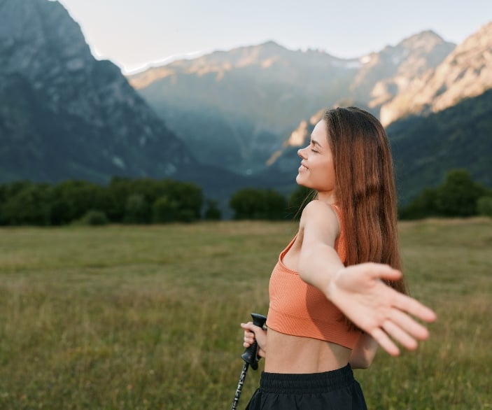 Imagen de mujer sonriendo en las montañas