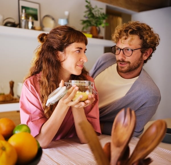 Pareja sonriendo