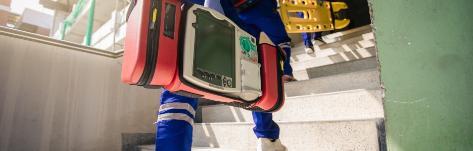 Foto de profesional con un kit para primeros auxilios