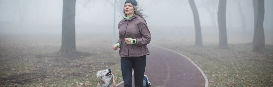 Imagen de una mujer haciendo footing acompañada de su perro