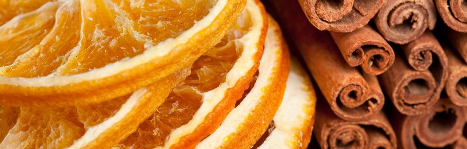 Imagen de palos de rodajas de naranja seca con canela