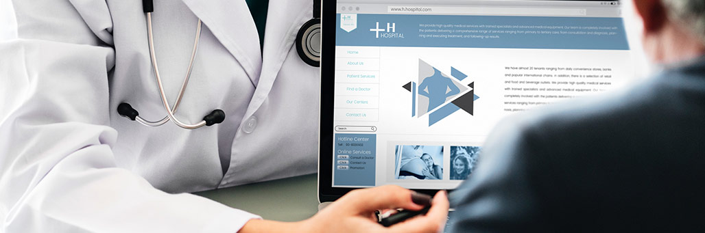 Foto de médico enseñando página web a un paciente