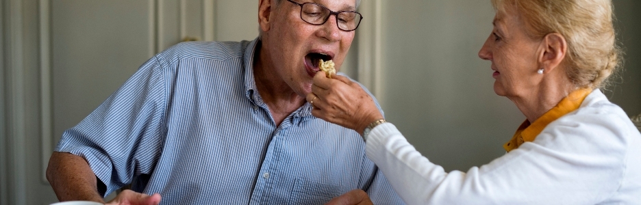 Imagen de una pareja comiendo platos saludables