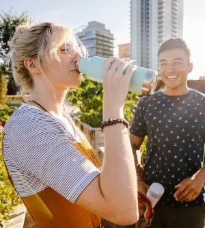 Imagen de joven bebiendo agua