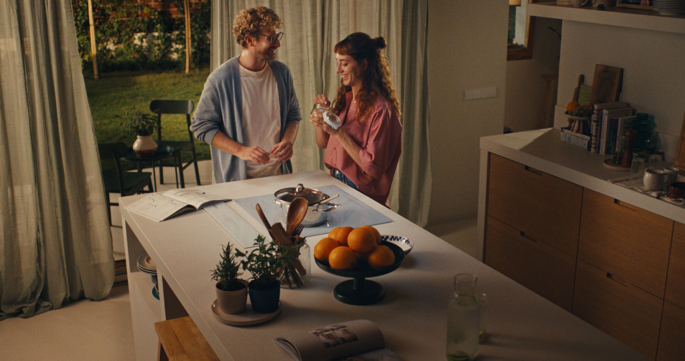 Imagen de una pareja hablando en la cocina