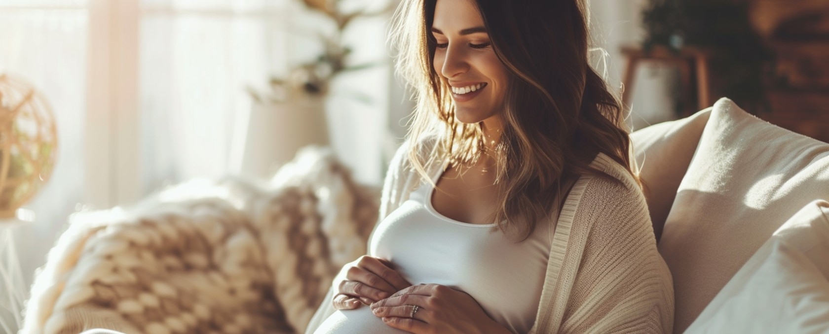 Imagen de una mujer embarazada en su casa