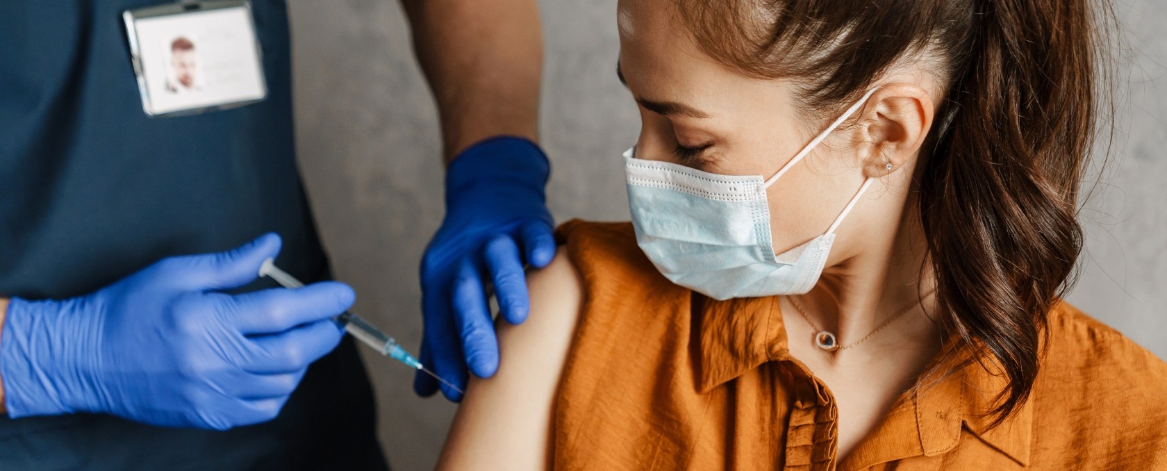 Imagen de una joven hermosa mujer recibiendo una vacuna