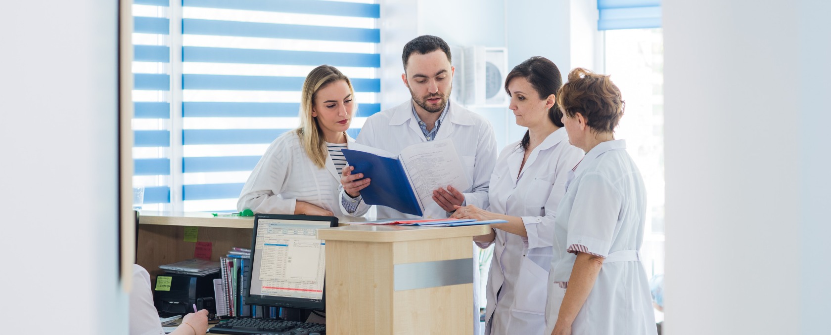 Imagen de doctora consultando al paciente en la oficina espaciosa