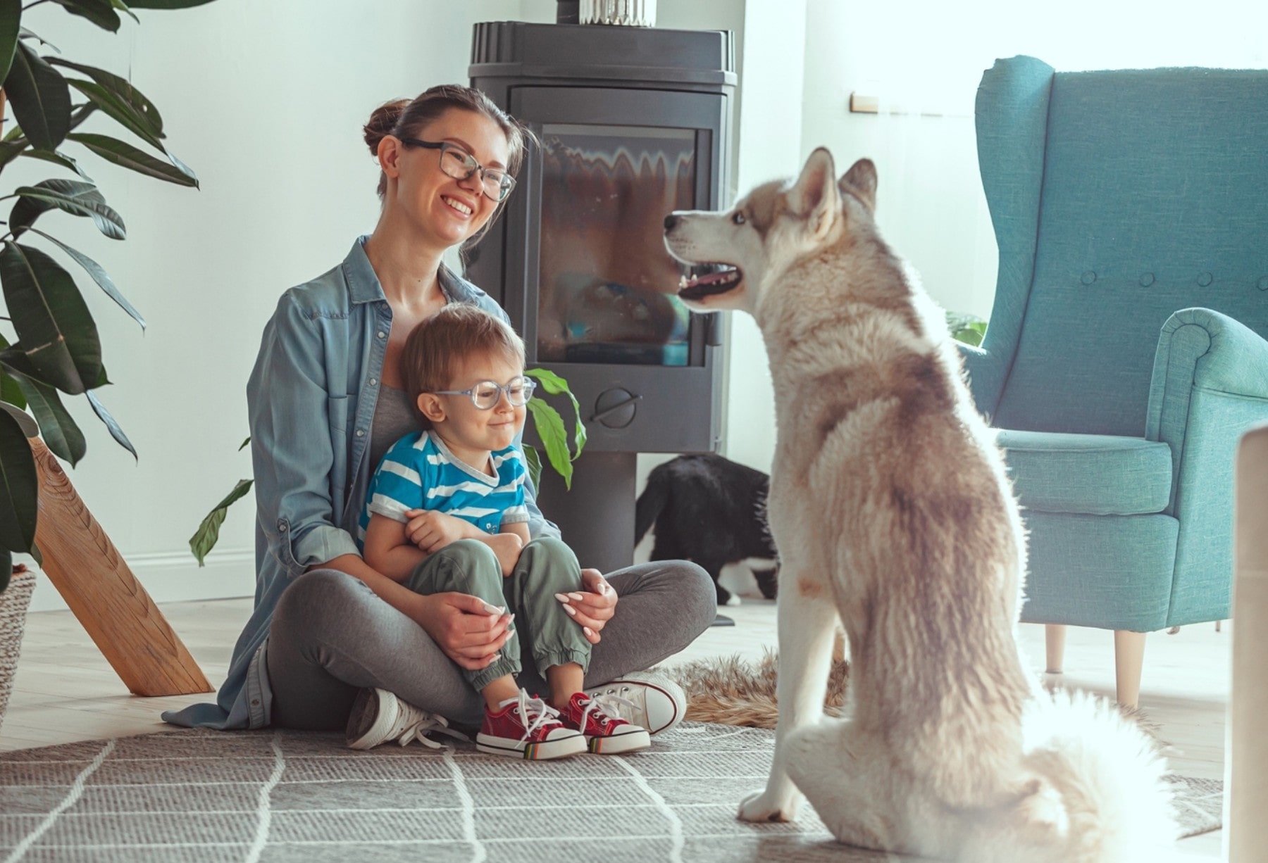 Imagen de una madre con su hijo mirando al perro
