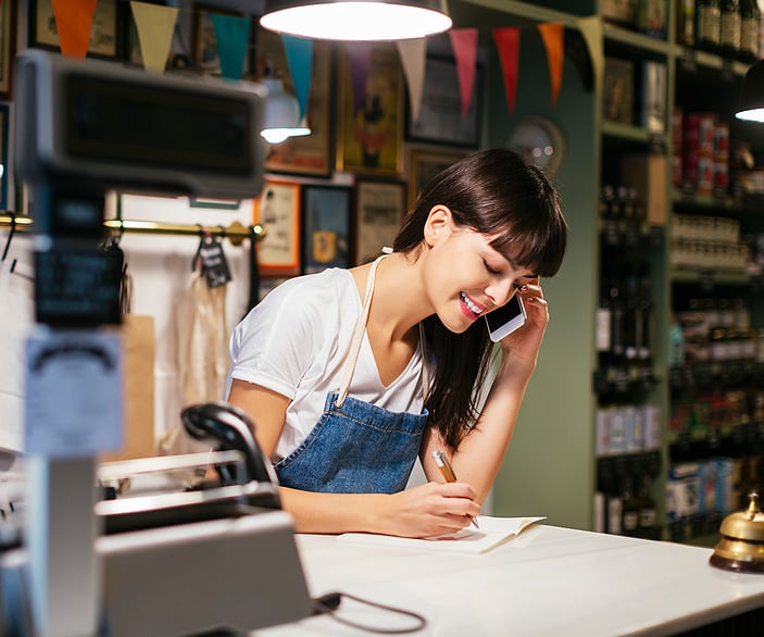 Imagen de una mujer emprendedora tomando notas