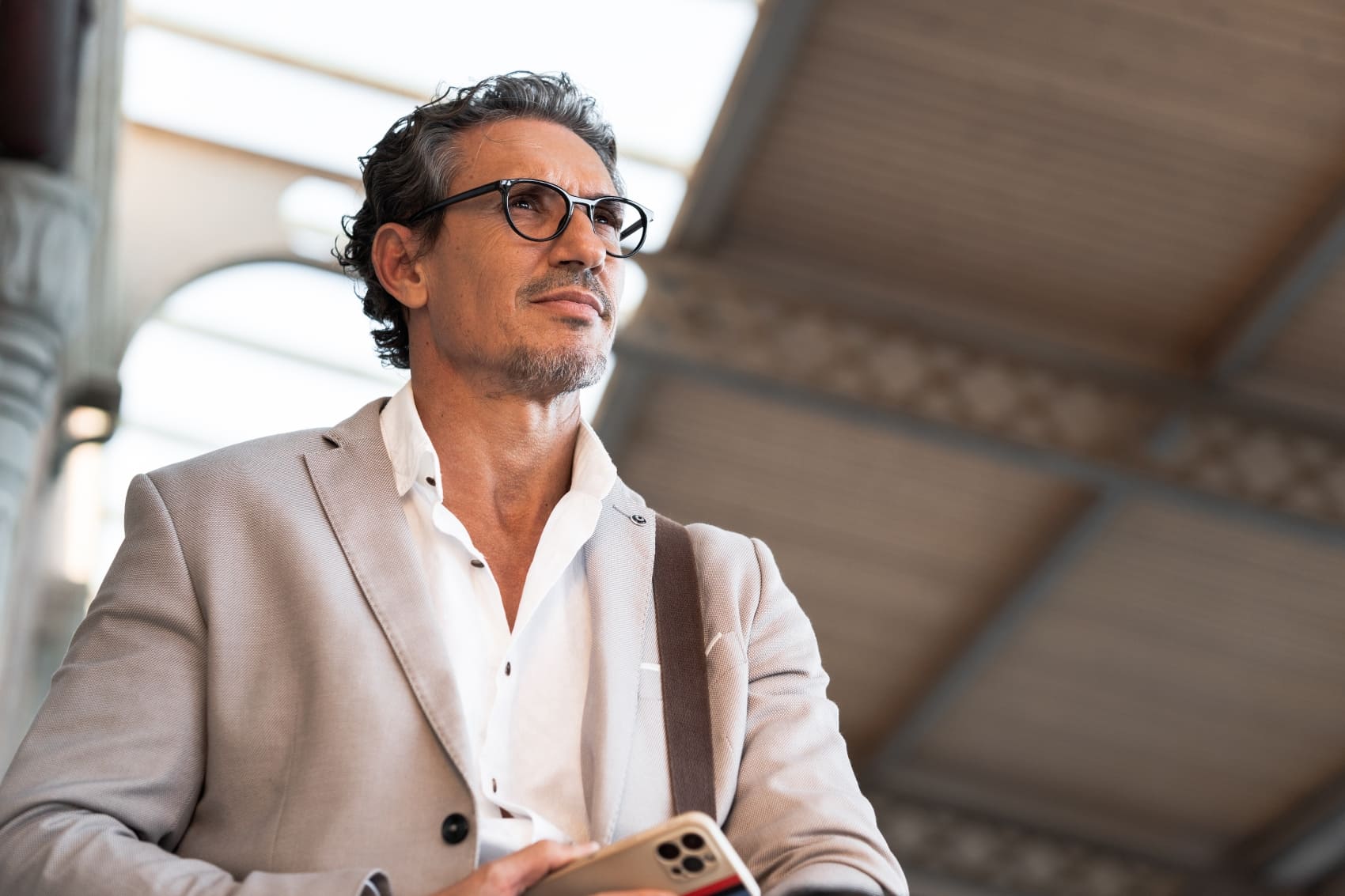 Imagen de un hombre atractivo con gafas