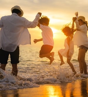 Imagen de una familia feliz disfrutando juntos en la playa de vacaciones, familia con viajes a la playa, gente disfrutando de vacaciones, foto de alta calidad