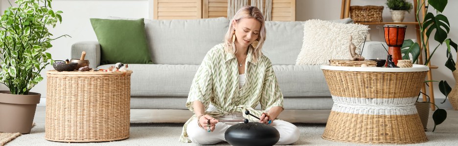 Imagen de una mujer tocando glucófono y meditando en casa